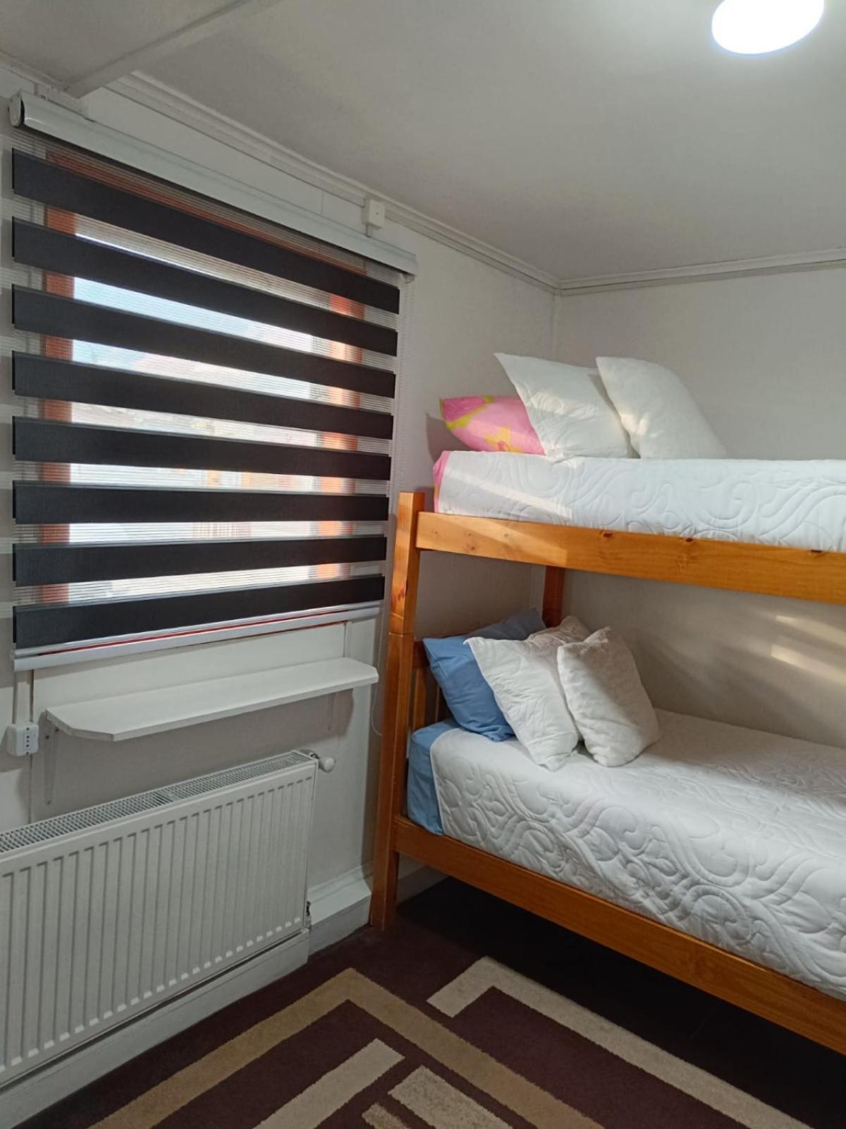 Hostal B&B Coastal Natales Пуерто-Наталес Екстер'єр фото